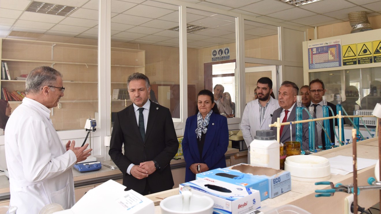 Rektör Aksoy, Fen Fakültesi laboratuvarlarını inceledi